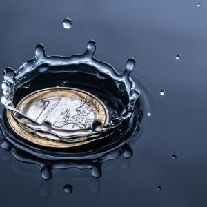 https://eau.seine-et-marne.fr/sites/eau.seine-et-marne.fr/files/styles/300x300/public/media/images/slider-eau-argent-cout-prix-pieces-euro.jpg?itok=VZzM0rfe