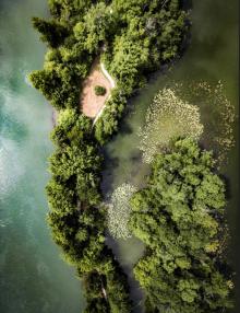 On voit l'ENS du Haut, comme une presque île dans une eau vert bleu