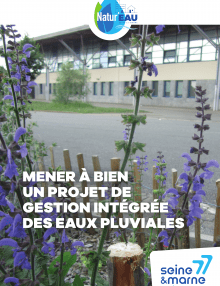 La couverture a pour image une cour de collège désimperméabilisée en partie, avec une zones végétalisée en premier plan, avec des sauges en fleur. En haut il y a le logo de Charte Natur'EAU 77 et en bas à droite le logo du Département de Seine-et-Marne.