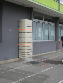 Citerne de récupération d'eau de pluie le long d'un mur raccordé à la gouttière du bâtiment de dimension 2 m x 1 m