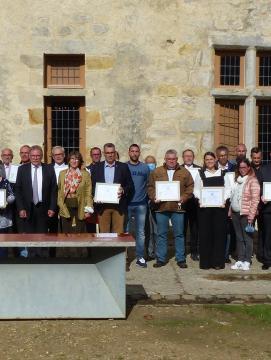 Les représentants des communes lauréates du Trophée ZÉRO PHYT'Eau en 2021 au Château de Blandy-les-Tours