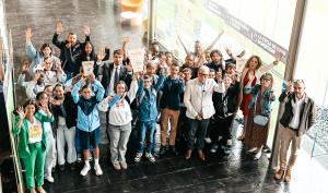 Les élus et les collégiens posent avec leurs prix