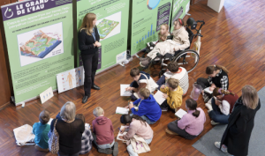 L'exposition "EXP'O 77 : à la découverte de l'eau en Seine-et-Marne" est présentée à un groupe d'élève lors du forum Terre Avenir 2025