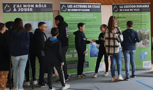 Un groupe de collégiens lisent l'exposition EXP'O 77