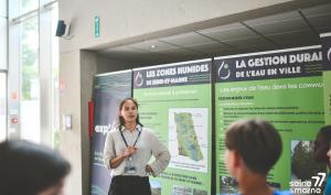 Une agent du Département présente l'exp'O 77 sur l'eau en Seine-et-Marne à des collégiens lors du Forum Départemental de l'EAU 2025