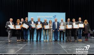 Les représentants des communes lauréates posent avec leurs diplômes sur la scène du Colisée de Meaux, avec M. Chanussot