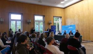 Vue d'ensemble du public écoutant une table ronde