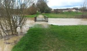 Surface inondée à son niveau le plus bas, un pont est à fleur d'eau