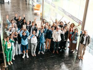 Les élus et les collégiens posent avec leurs prix