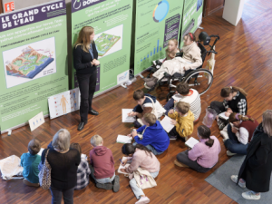 L'exposition "EXP'O 77 : à la découverte de l'eau en Seine-et-Marne" est présentée à un groupe d'élève lors du forum Terre Avenir 2025