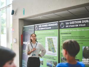 Une agent du Département présente l'exp'O 77 sur l'eau en Seine-et-Marne à des collégiens lors du Forum Départemental de l'EAU 2025