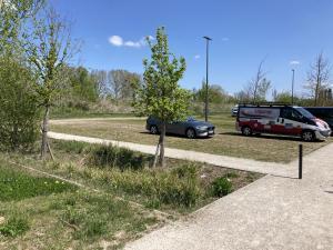 Parking enherbé avec une noue