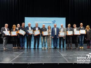 Les représentants des communes lauréates posent avec leurs diplômes sur la scène du Colisée de Meaux, avec M. Chanussot