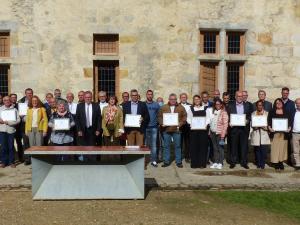 Les représentants des communes lauréates du Trophée ZÉRO PHYT'Eau en 2021 au Château de Blandy-les-Tours