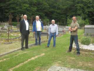 4 élus de la commune présentent le cimetière végétalisé
