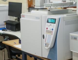 Vue du laboratoire avec du matériel d'analyse connecté à un ordinateur