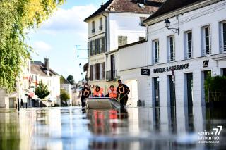 Riverains évacués pendant les inondations