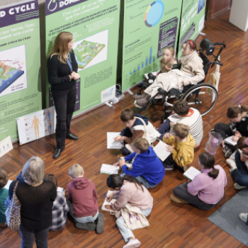 L'exposition "EXP'O 77 : à la découverte de l'eau en Seine-et-Marne" est présentée à un groupe d'élève lors du forum Terre Avenir 2025