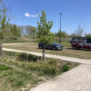 Parking enherbé avec une noue