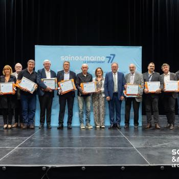 Les représentants des communes lauréates posent avec leurs diplômes sur la scène du Colisée de Meaux, avec M. Chanussot