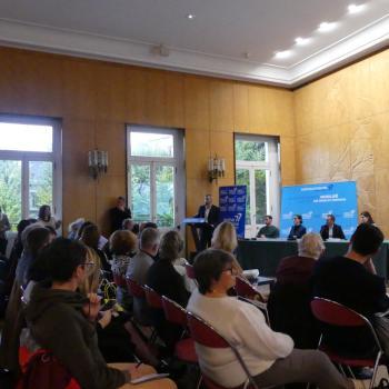 Vue d'ensemble du public écoutant une table ronde