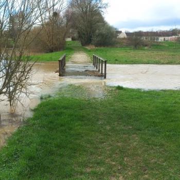 Surface inondée à son niveau le plus bas, un pont est à fleur d'eau