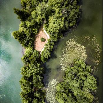 On voit l'ENS du Haut, comme une presque île dans une eau vert bleu