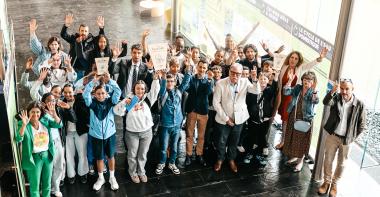 Les élus et les collégiens posent avec leurs prix
