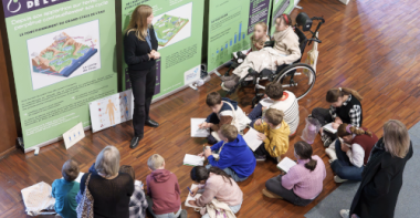 L'exposition "EXP'O 77 : à la découverte de l'eau en Seine-et-Marne" est présentée à un groupe d'élève lors du forum Terre Avenir 2025