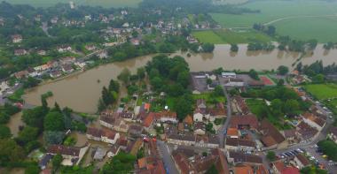 Soignolles-en-Brie vue d'un hélicoptère. On peut observer la crue qui s'étend dans les zones habitées.