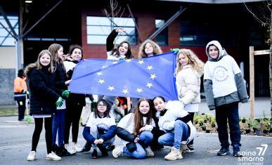 Elèves posant avec le drapeau européen