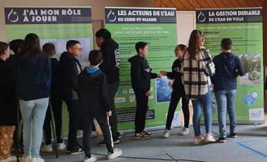 Un groupe de collégiens lisent l'exposition EXP'O 77