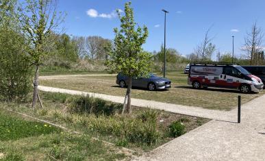 Parking enherbé avec une noue