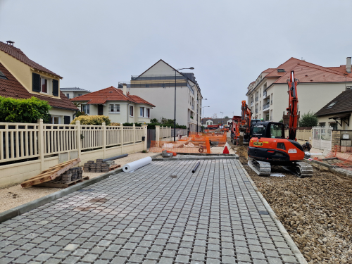 Travaux sur la rue Pasteur. Des pavés infiltrants sont mis en place et la chaussée est en rénovation.