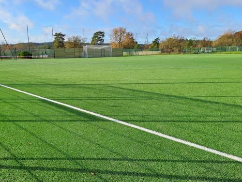 Un terrain synthétique de football neuf