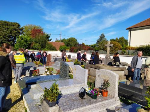 Visite du cimetière de Férolles-Atilly lors de la rencontre du 4 octobre 2022 organisée par AQUI'Brie