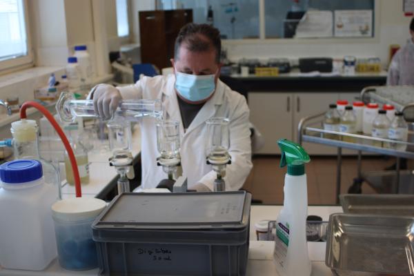Un agent du laboratoire d'analyses départemental fait une analyse