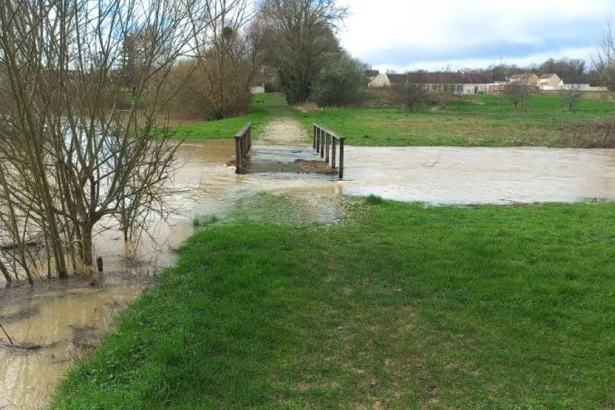 Surface inondée à son niveau le plus bas, un pont est à fleur d'eau